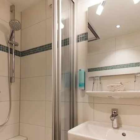 מלון Insel-hotel-lindau 3*